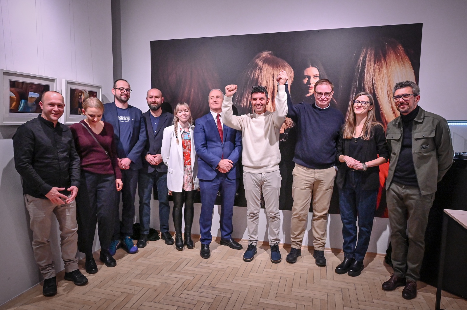 Il Sindaco Mario Baccini si congratula con Gian Marco Venturi per la vittoria al Moment Street Photo Awards