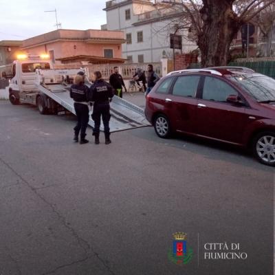 Maxi intervento della Polizia Locale, oggi a Fiumicino/Passoscuro, per contrastare la "sosta selvaggia" delle auto.