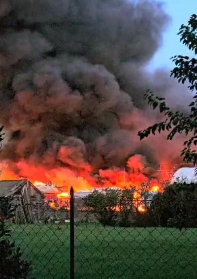 Incendio in un cantiere navale a Fiumicino lungo il Tevere: intervento in corso dei Vigili del Fuoco e delle Forze dell'Ordine