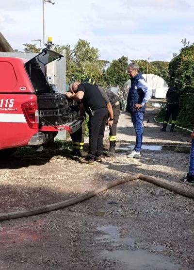 Incendio a Fiumicino, le autorità intervengono per mettere in sicurezza l'area