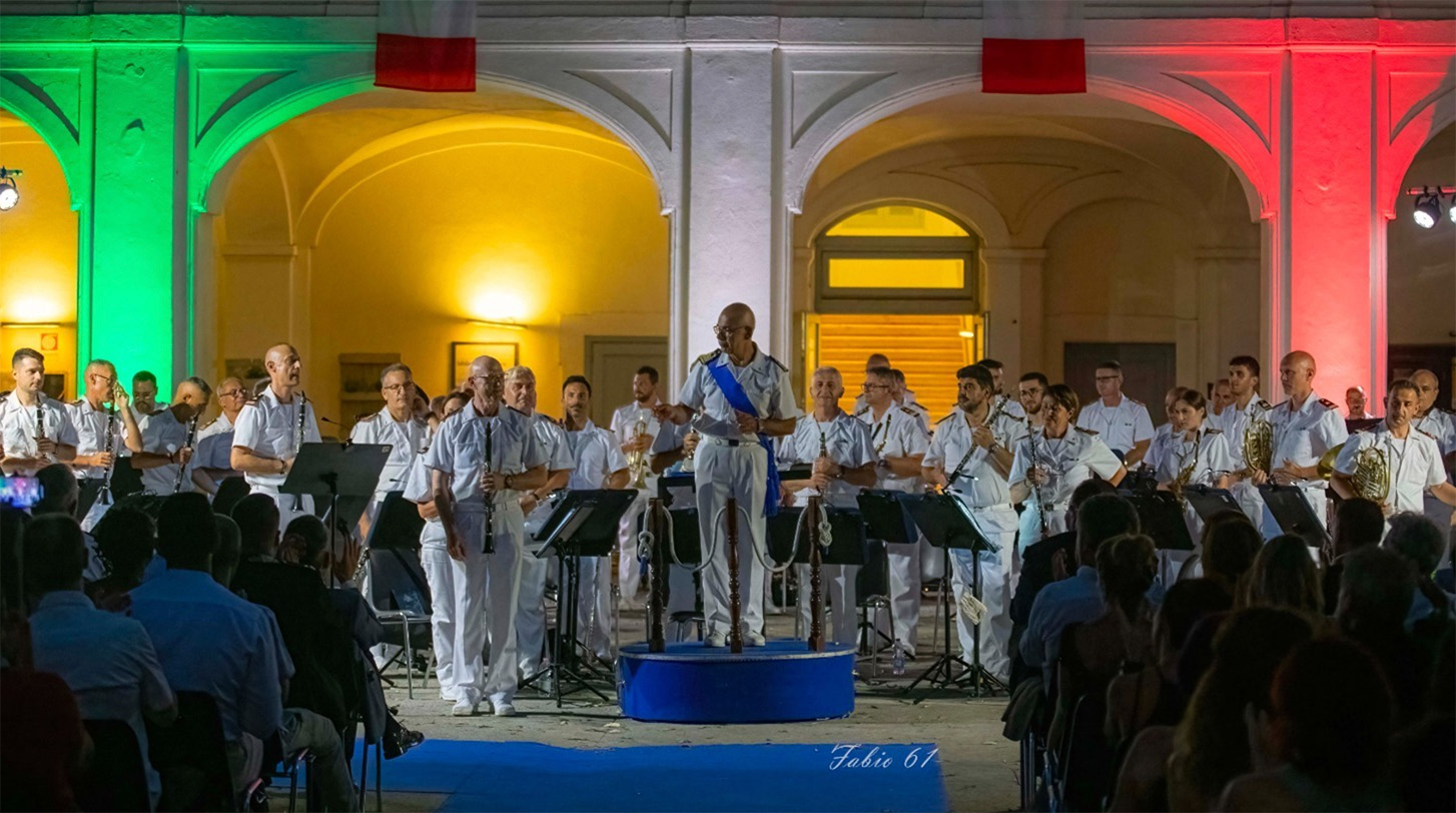 Prestigiosa esibizione della Banda Musicale della Marina Militare a Fiumicino nella Corte di Villa Guglielmi