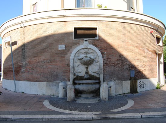 Fontana delle Cinque Lune